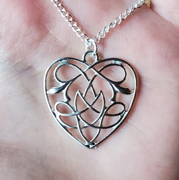 Jewelry - NWOT Silver Celtic Knot Heart Necklace